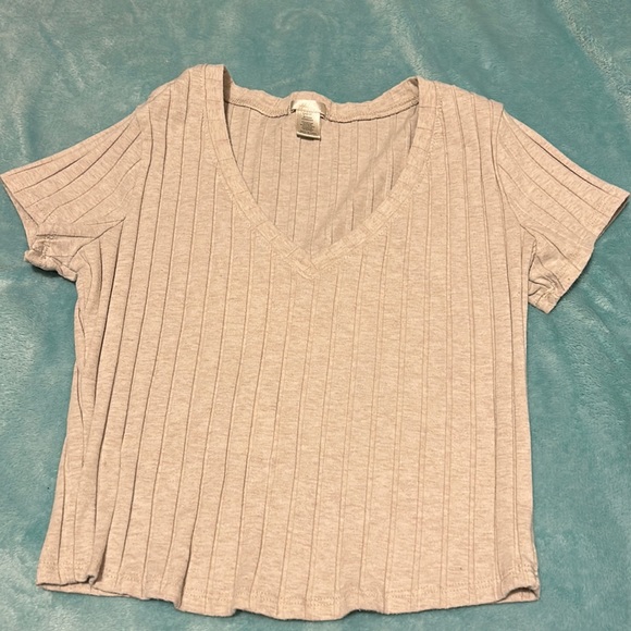 A beige cropped top - Picture 1 of 4